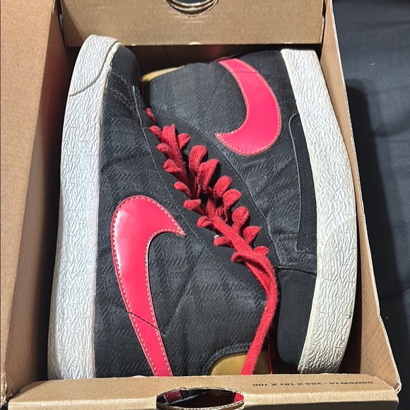 Nike Kids Sneakers Black with Red Accents - Picture 1 of 5